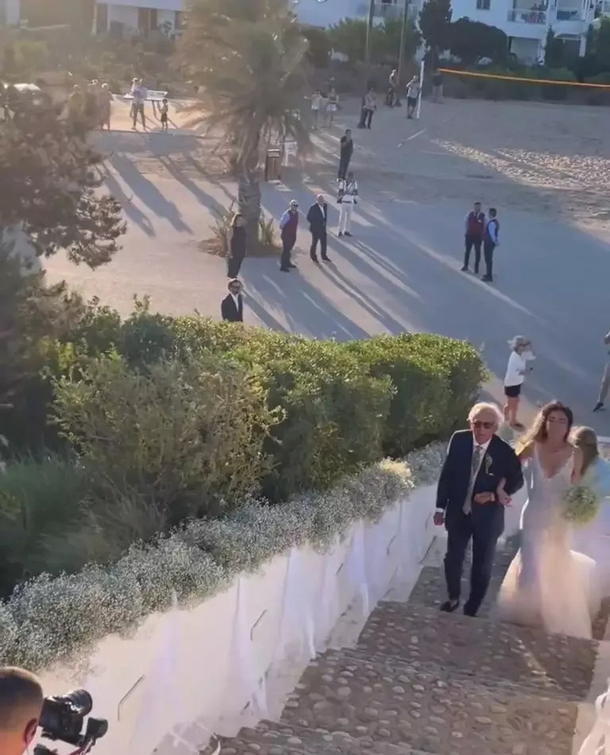 Έδωσα στη νύφη μου το νυφικό που φόρεσα εγώ πριν 40 χρόνια & αρνείται να το βάλει. Μήπως να μην πάω στον γάμο;