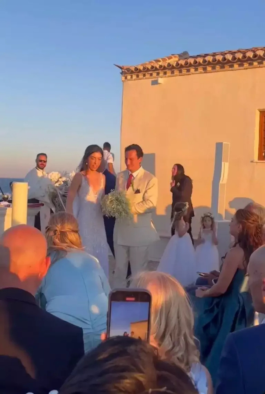 Έδωσα στη νύφη μου το νυφικό που φόρεσα εγώ πριν 40 χρόνια & αρνείται να το βάλει. Μήπως να μην πάω στον γάμο;