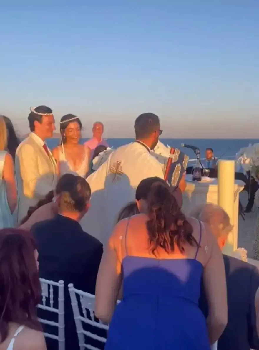 Έδωσα στη νύφη μου το νυφικό που φόρεσα εγώ πριν 40 χρόνια & αρνείται να το βάλει. Μήπως να μην πάω στον γάμο;