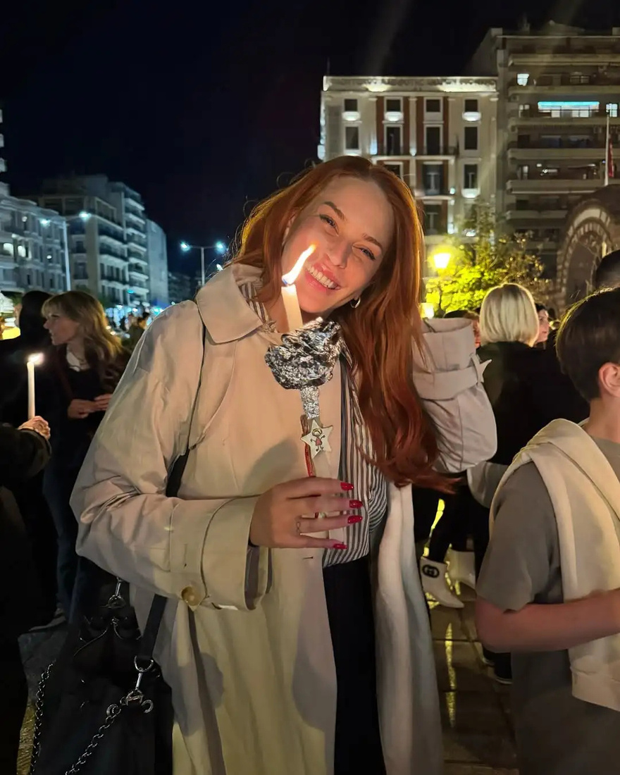 Πανέμορφη Ελληνίδα παρουσιάστρια έκανε Ανάσταση στη Θεσσαλονίκη και έκλεψε τις εντυπώσεις σε όλη την Εκκλησία