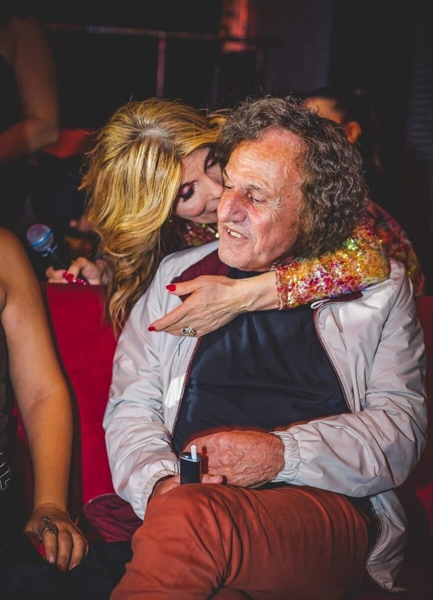 Ερωτευμένοι εδώ και 29 χρόνια: Ράντου–Παπακωνσταντίνου πήγαν μπουζούκια & τράβηξαν τα βλέμματα