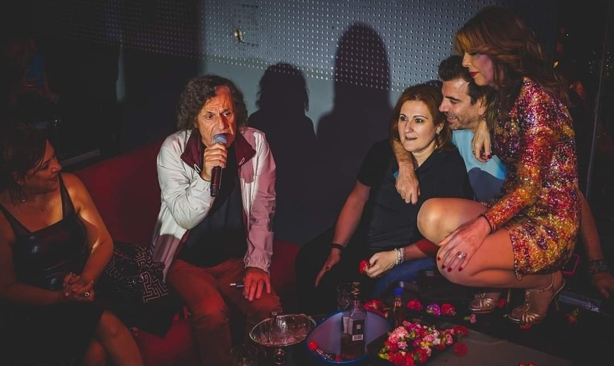 Ερωτευμένοι εδώ και 29 χρόνια: Ράντου–Παπακωνσταντίνου πήγαν μπουζούκια & τράβηξαν τα βλέμματα