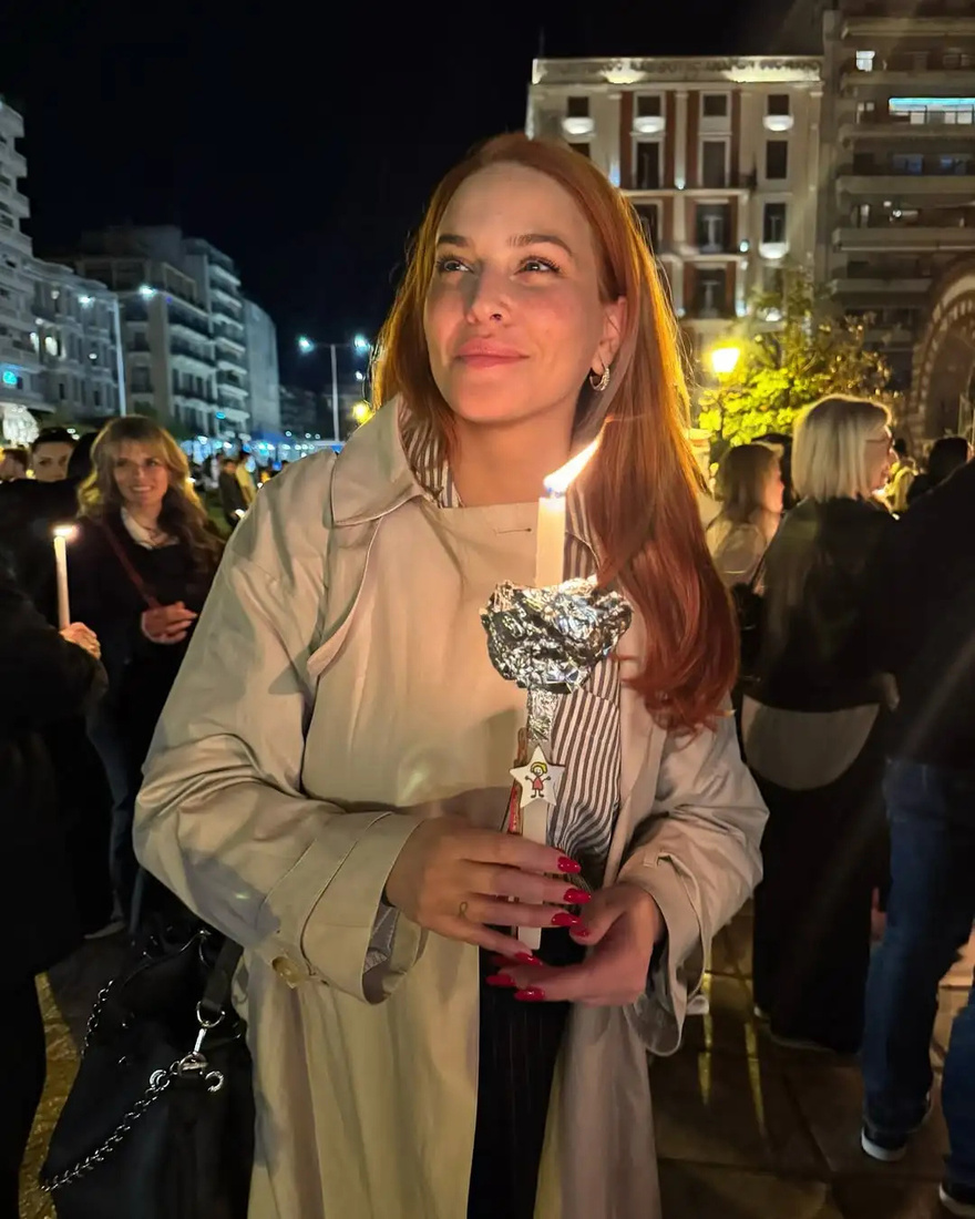 Πανέμορφη Ελληνίδα παρουσιάστρια έκανε Ανάσταση στη Θεσσαλονίκη και έκλεψε τις εντυπώσεις σε όλη την Εκκλησία