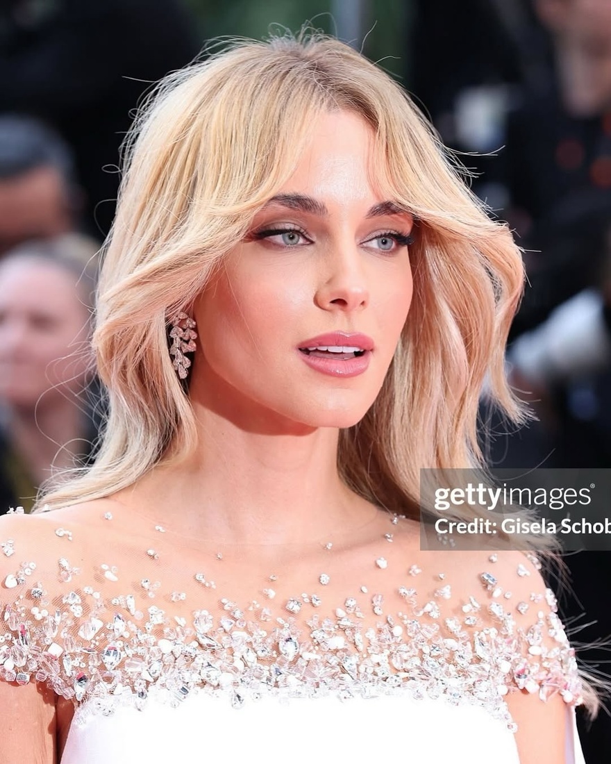 Η Δούκισσα Νομικού με λευκή Celia Kritharioti τουαλέτα στο κόκκινο χαλί του Φεστιβάλ Καννών