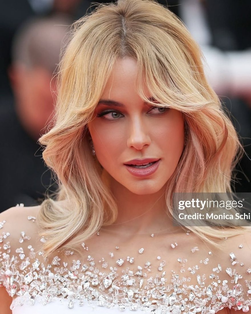 Η Δούκισσα Νομικού με λευκή Celia Kritharioti τουαλέτα στο κόκκινο χαλί του Φεστιβάλ Καννών