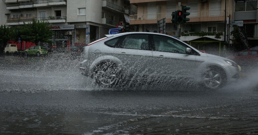 «Πvίγεται» κάτω από το νερό Τώρα η Αθήνα: Δρόμοι – ποτάμια, κάτοικοι απελπισμένοι δεν ξέρουν τι να κάνουν