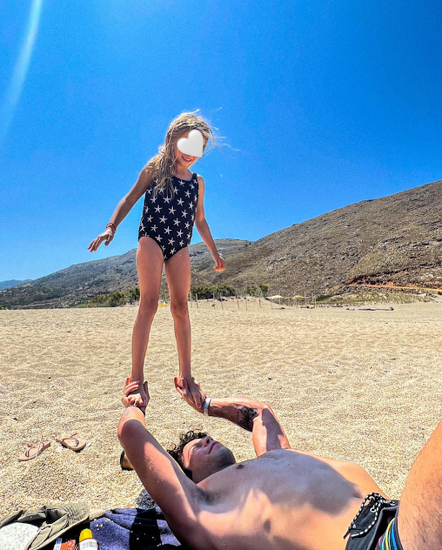 Άγγελος Λάτσιος: Θα λιώσετε! Οι πέντε φώτο με τη μικρή του αδερφή, Μαρίνα στην Άνδρο