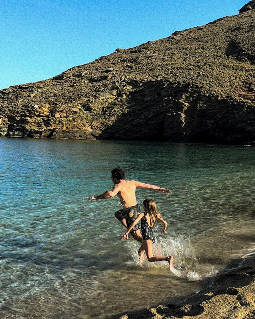 Άγγελος Λάτσιος: Θα λιώσετε! Οι πέντε φώτο με τη μικρή του αδερφή, Μαρίνα στην Άνδρο