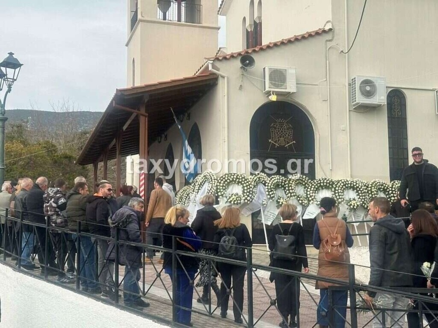 Κλαίει ο ουρανός τώρα πάνω από τον Βόλο: Όλοι στα μαύρα για το νεκρό νιόπαντρο ζευγάρι, θρήνος στην κηδεία των 31χρονων Κώστα και Κερασίας