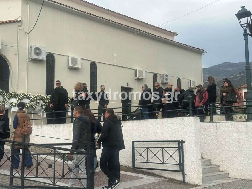 Κλαίει ο ουρανός τώρα πάνω από τον Βόλο: Όλοι στα μαύρα για το νεκρό νιόπαντρο ζευγάρι, θρήνος στην κηδεία των 31χρονων Κώστα και Κερασίας