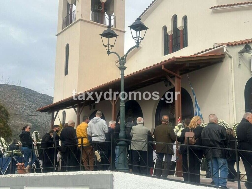 Κλαίει ο ουρανός τώρα πάνω από τον Βόλο: Όλοι στα μαύρα για το νεκρό νιόπαντρο ζευγάρι, θρήνος στην κηδεία των 31χρονων Κώστα και Κερασίας