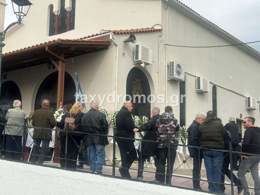 Κλαίει ο ουρανός τώρα πάνω από τον Βόλο: Όλοι στα μαύρα για το νεκρό νιόπαντρο ζευγάρι, θρήνος στην κηδεία των 31χρονων Κώστα και Κερασίας