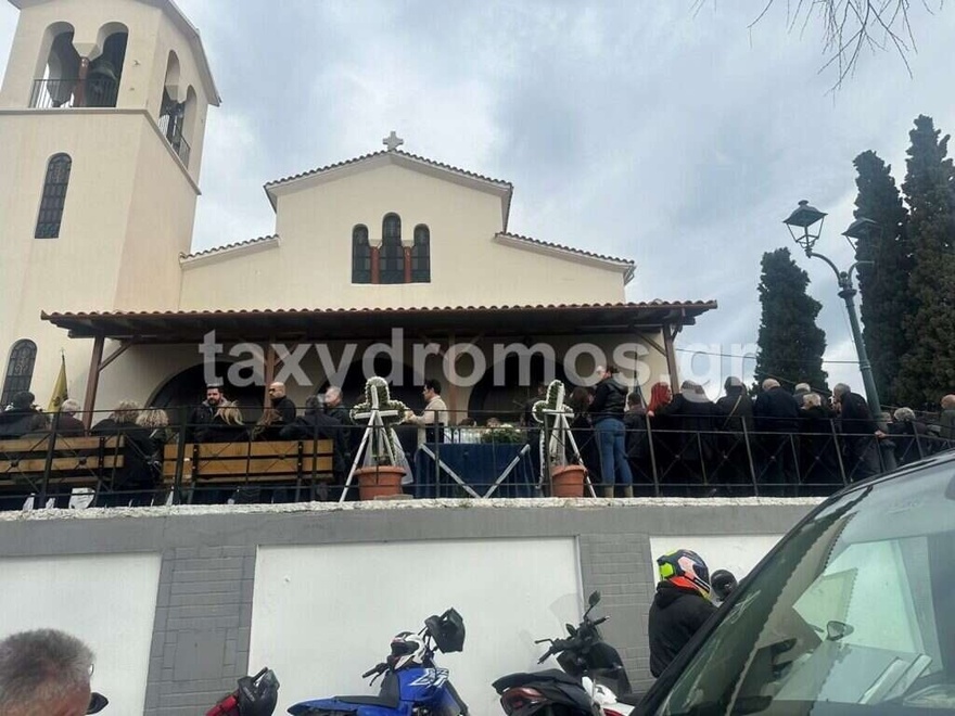 Κλαίει ο ουρανός τώρα πάνω από τον Βόλο: Όλοι στα μαύρα για το νεκρό νιόπαντρο ζευγάρι, θρήνος στην κηδεία των 31χρονων Κώστα και Κερασίας