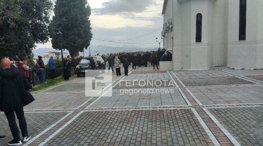 Κλαίει ο ουρανός τώρα πάνω από τον Βόλο: Όλοι στα μαύρα για το νεκρό νιόπαντρο ζευγάρι, θρήνος στην κηδεία των 31χρονων Κώστα και Κερασίας