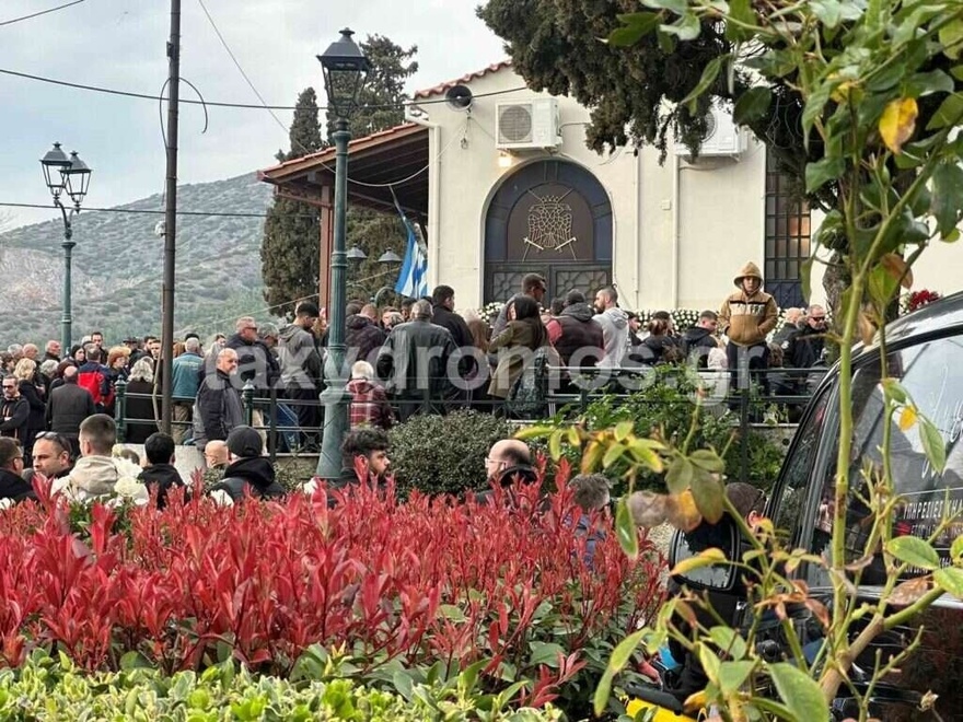 Κλαίει ο ουρανός τώρα πάνω από τον Βόλο: Όλοι στα μαύρα για το νεκρό νιόπαντρο ζευγάρι, θρήνος στην κηδεία των 31χρονων Κώστα και Κερασίας