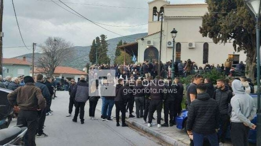 Κλαίει ο ουρανός τώρα πάνω από τον Βόλο: Όλοι στα μαύρα για το νεκρό νιόπαντρο ζευγάρι, θρήνος στην κηδεία των 31χρονων Κώστα και Κερασίας
