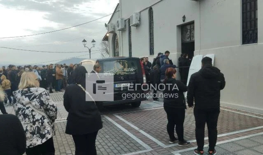 Κλαίει ο ουρανός τώρα πάνω από τον Βόλο: Όλοι στα μαύρα για το νεκρό νιόπαντρο ζευγάρι, θρήνος στην κηδεία των 31χρονων Κώστα και Κερασίας