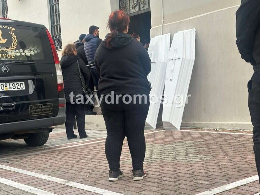 Κλαίει ο ουρανός τώρα πάνω από τον Βόλο: Όλοι στα μαύρα για το νεκρό νιόπαντρο ζευγάρι, θρήνος στην κηδεία των 31χρονων Κώστα και Κερασίας