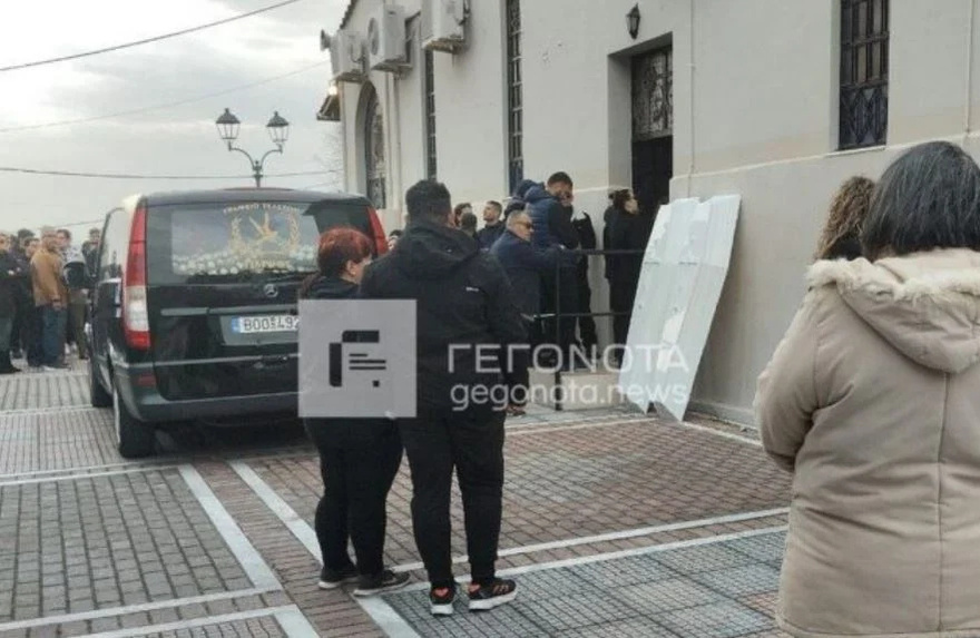 Κλαίει ο ουρανός τώρα πάνω από τον Βόλο: Όλοι στα μαύρα για το νεκρό νιόπαντρο ζευγάρι, θρήνος στην κηδεία των 31χρονων Κώστα και Κερασίας