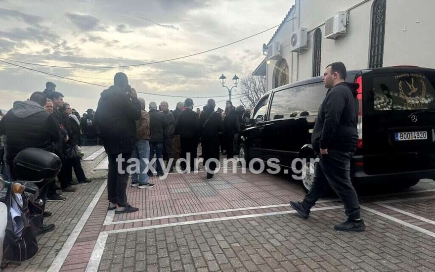 Κλαίει ο ουρανός τώρα πάνω από τον Βόλο: Όλοι στα μαύρα για το νεκρό νιόπαντρο ζευγάρι, θρήνος στην κηδεία των 31χρονων Κώστα και Κερασίας