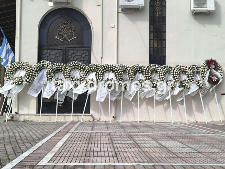 Κλαίει ο ουρανός τώρα πάνω από τον Βόλο: Όλοι στα μαύρα για το νεκρό νιόπαντρο ζευγάρι, θρήνος στην κηδεία των 31χρονων Κώστα και Κερασίας