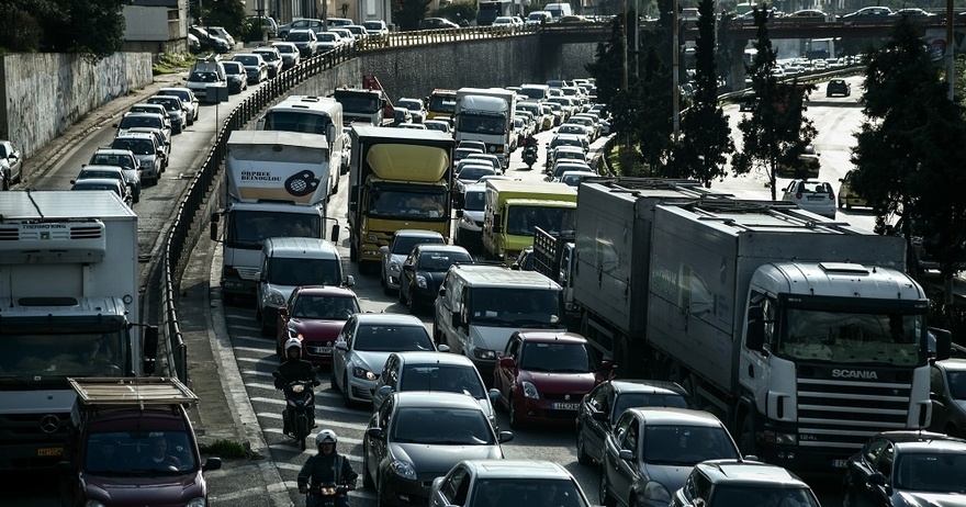 Ατέλειωτο πάρκινγκ ο Κηφισός – «Έμφραγμα» στην άνοδο μέχρι Αχαρνών – Καθυστερήσεις και στην Αττική οδό