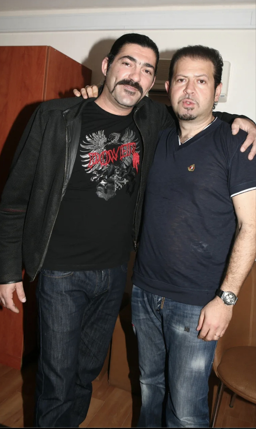 Κατέρρευσε στο μνημόσυνο του: «Μου λείπεις αδερφέ» – Υποβασταζόμενος ο Μιχάλης Ιατρόπουλος