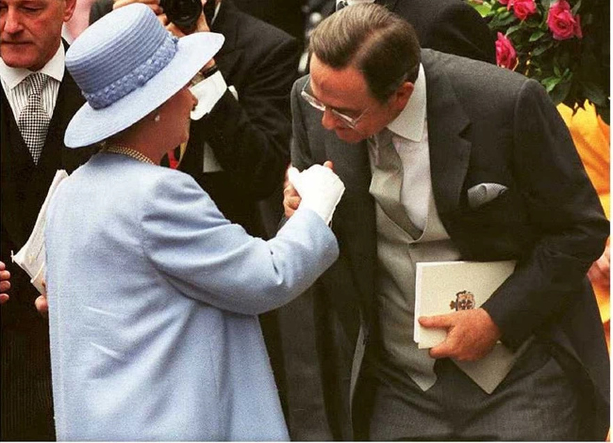 Έδωσα στη νύφη μου το νυφικό που φόρεσα εγώ πριν 40 χρόνια & αρνείται να το βάλει. Μήπως να μην πάω στον γάμο;