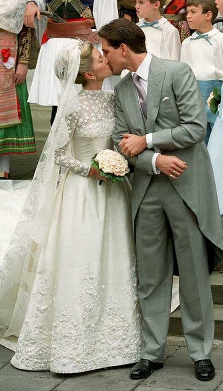 Έδωσα στη νύφη μου το νυφικό που φόρεσα εγώ πριν 40 χρόνια & αρνείται να το βάλει. Μήπως να μην πάω στον γάμο;