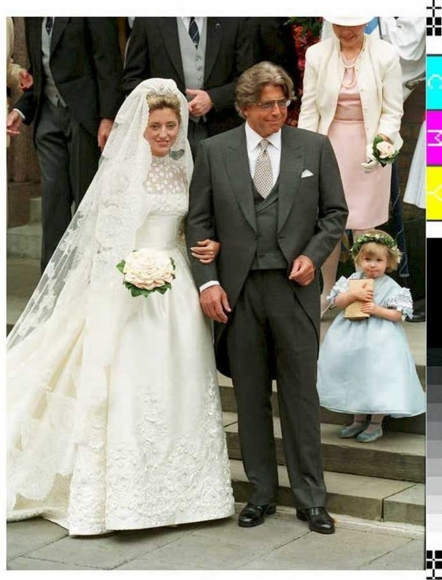 Έδωσα στη νύφη μου το νυφικό που φόρεσα εγώ πριν 40 χρόνια & αρνείται να το βάλει. Μήπως να μην πάω στον γάμο;