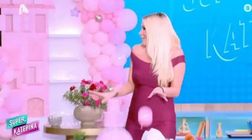 Καινούργιου: Η 1η εμφάνιση στην εκπομπή μετά την ανακοίνωση εγκυμοσύνης, το κολλητό ροζ φόρεμα, η κοιλίτσα και τα μπαλόνια – Περιμένει κορίτσι