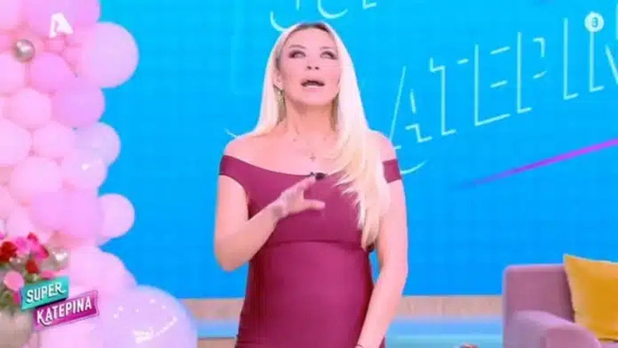 Καινούργιου: Η 1η εμφάνιση στην εκπομπή μετά την ανακοίνωση εγκυμοσύνης, το κολλητό ροζ φόρεμα, η κοιλίτσα και τα μπαλόνια – Περιμένει κορίτσι