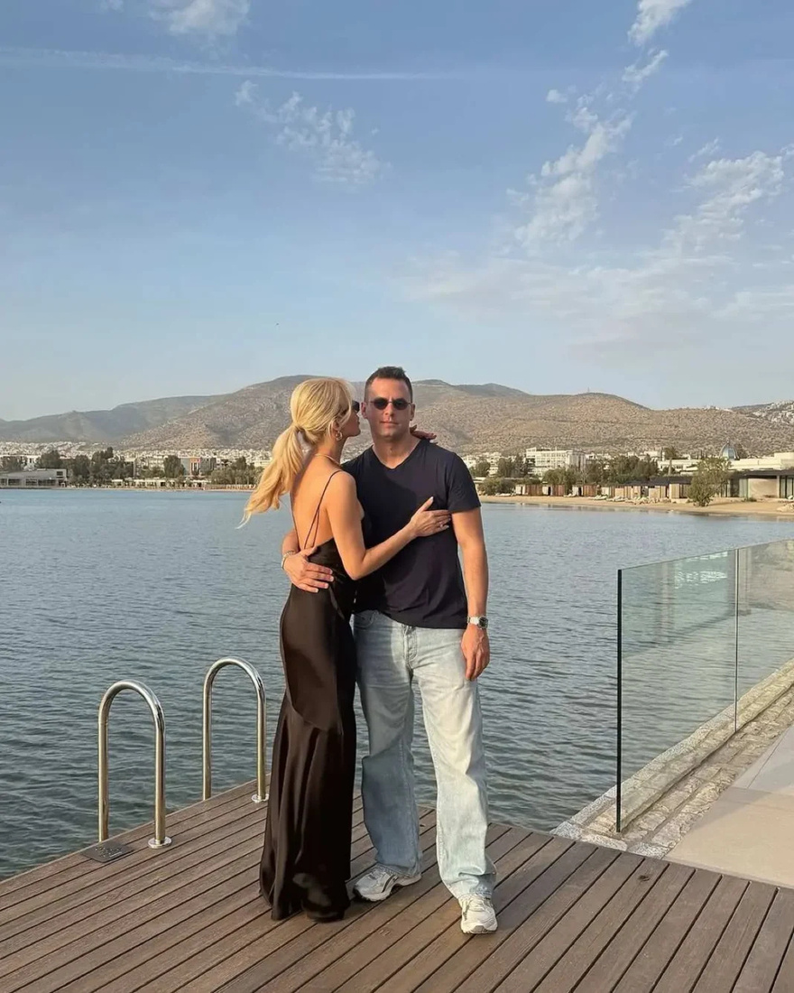 Καινούργιου: Η 1η εμφάνιση στην εκπομπή μετά την ανακοίνωση εγκυμοσύνης, το κολλητό ροζ φόρεμα, η κοιλίτσα και τα μπαλόνια – Περιμένει κορίτσι