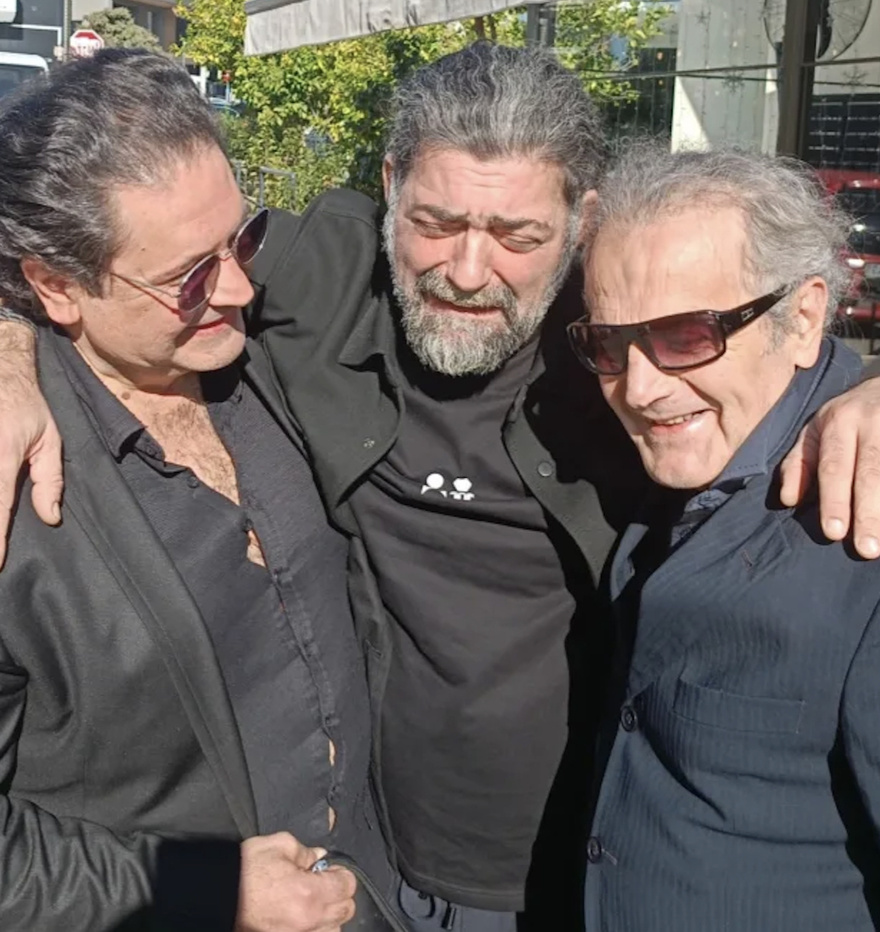 Κατέρρευσε στο μνημόσυνο του: «Μου λείπεις αδερφέ» – Υποβασταζόμενος ο Μιχάλης Ιατρόπουλος