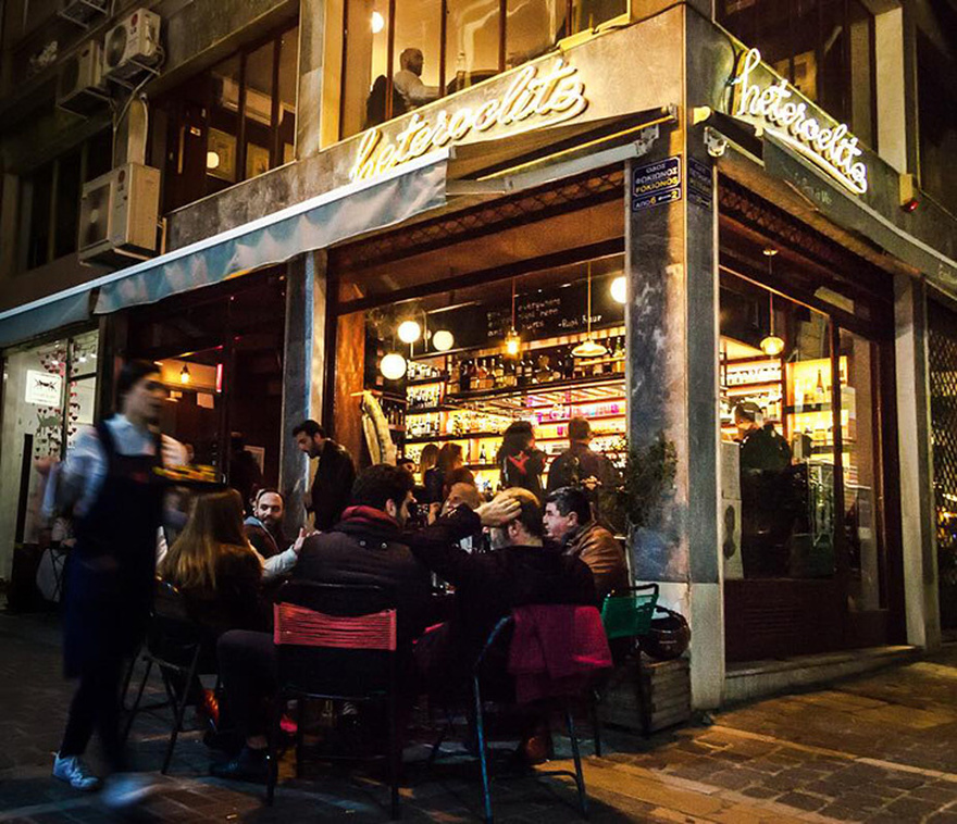 Heteroclito: Ένα ατμοσφαιρικό wine bar που αποθεώνει το ελληνικό κρασί!