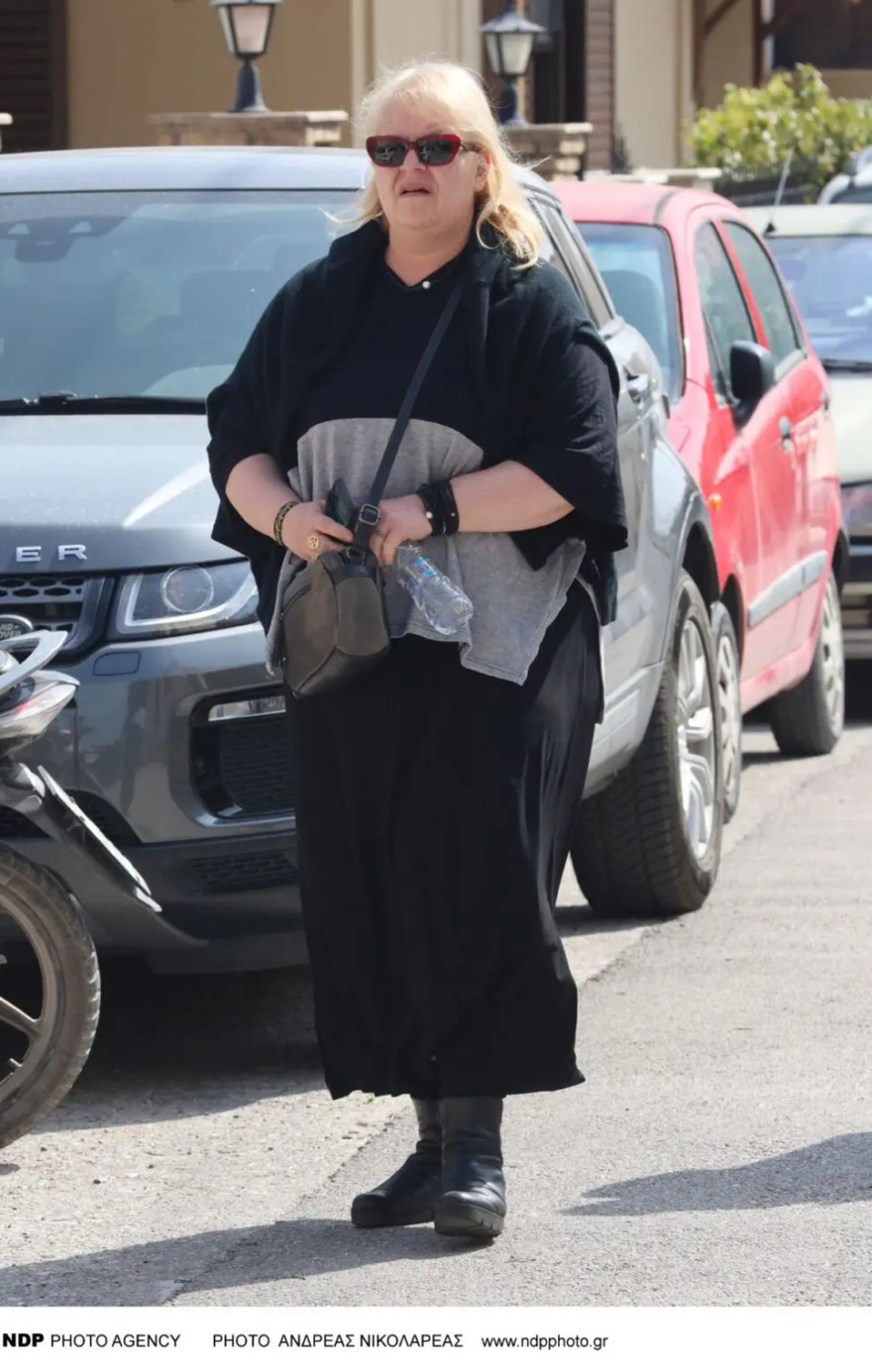 Σε άσχημη κατάσταση η Ζέτα Μακρυπούλια: Κατέρρευσε στη κηδεία της Καίτης Κωνσταντίνου, στο πλευρό της η Βίκυ Σταυροπούλου