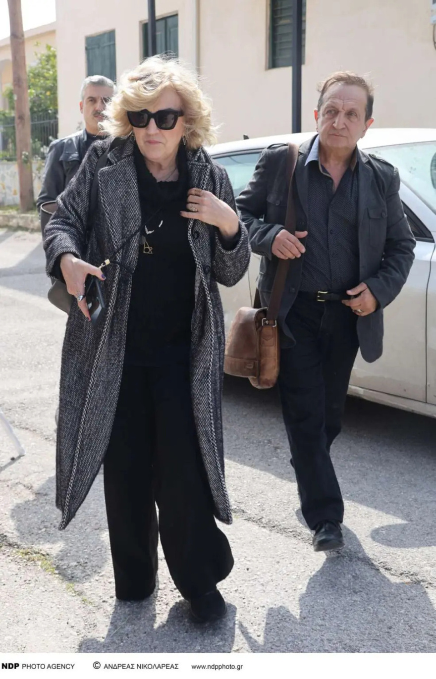 Σε άσχημη κατάσταση η Ζέτα Μακρυπούλια: Κατέρρευσε στη κηδεία της Καίτης Κωνσταντίνου, στο πλευρό της η Βίκυ Σταυροπούλου