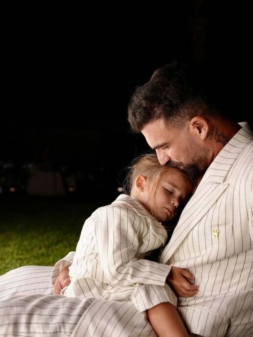 Δημήτρης Αλεξάνδρου: Στόλισε από τώρα το Χριστουγεννιάτικο δέντρο για τον μικρό Πάρη (βίντεο)