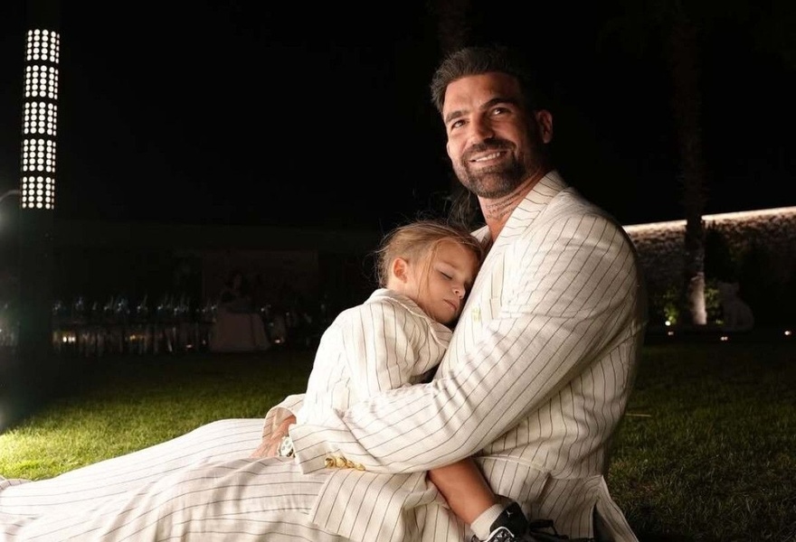 Δημήτρης Αλεξάνδρου: Στόλισε από τώρα το Χριστουγεννιάτικο δέντρο για τον μικρό Πάρη (βίντεο)