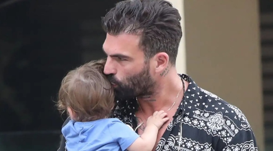 Δημήτρης Αλεξάνδρου: Στόλισε από τώρα το Χριστουγεννιάτικο δέντρο για τον μικρό Πάρη (βίντεο)