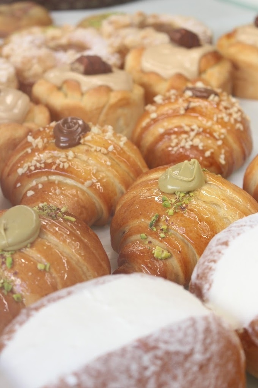 oZé Athens: Το εργαστήριο ζαχαροπλαστικής που απογειώνει το τσουρέκι