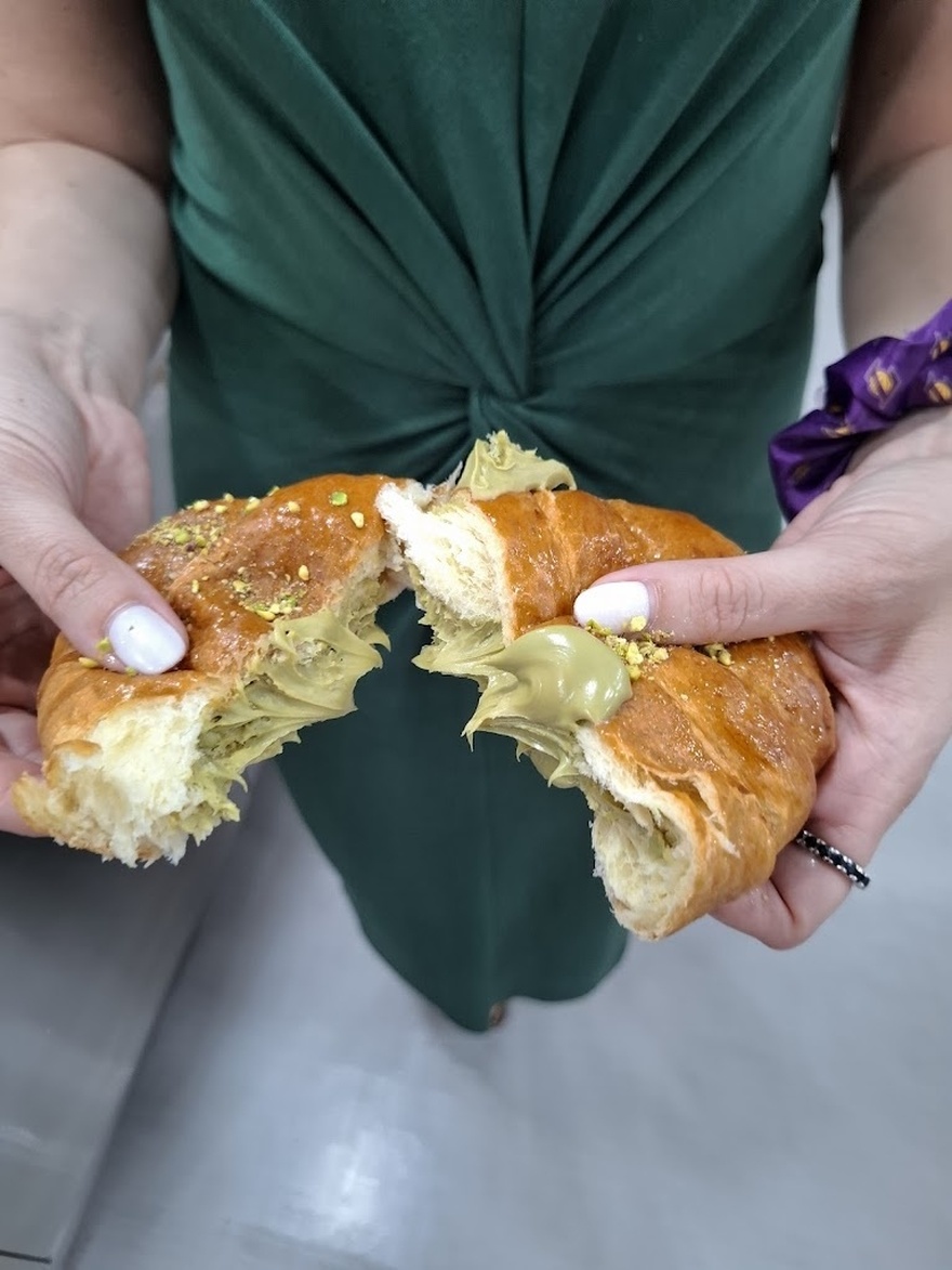 oZé Athens: Το εργαστήριο ζαχαροπλαστικής που απογειώνει το τσουρέκι