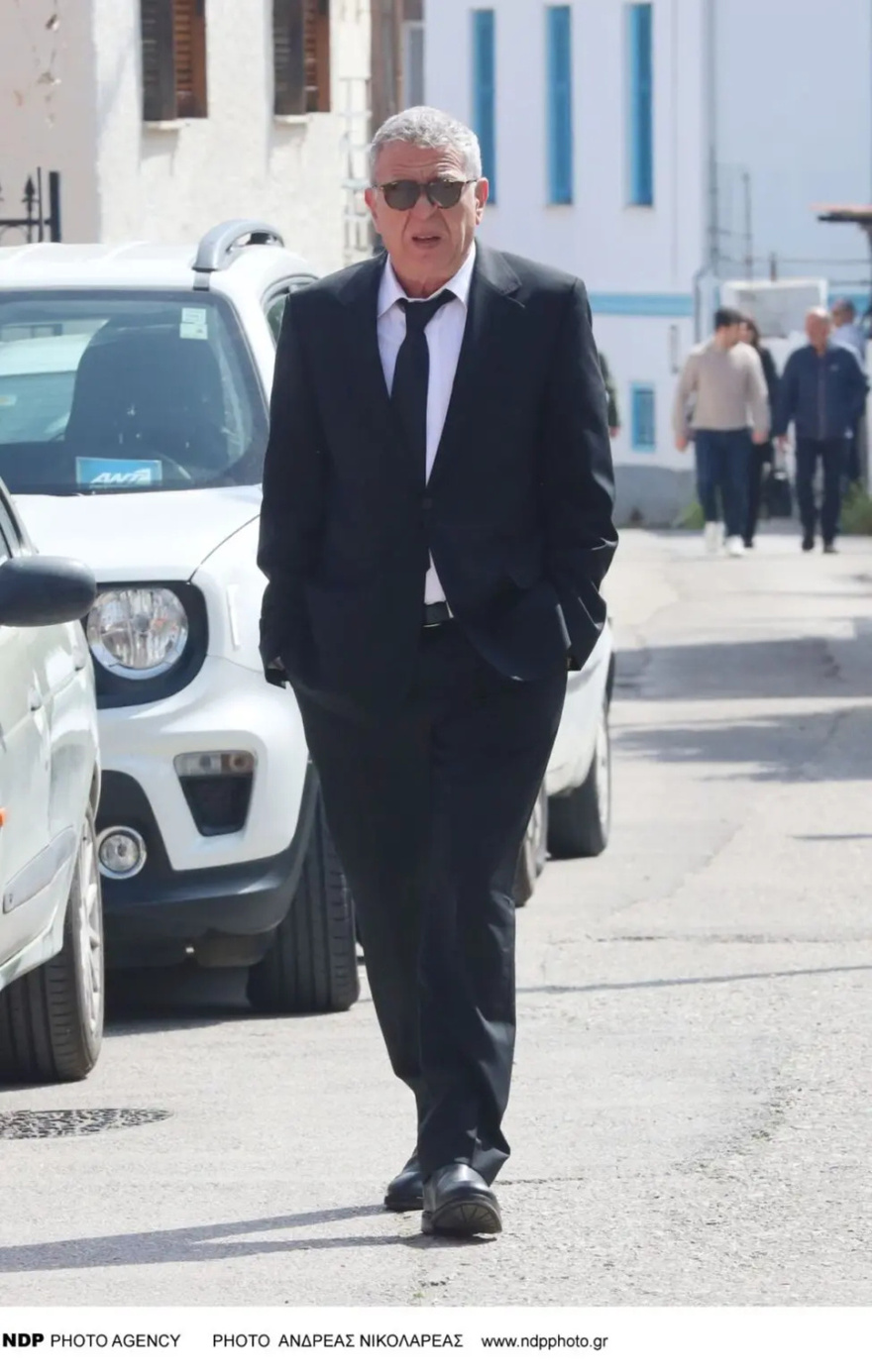 Σε άσχημη κατάσταση η Ζέτα Μακρυπούλια: Κατέρρευσε στη κηδεία της Καίτης Κωνσταντίνου, στο πλευρό της η Βίκυ Σταυροπούλου