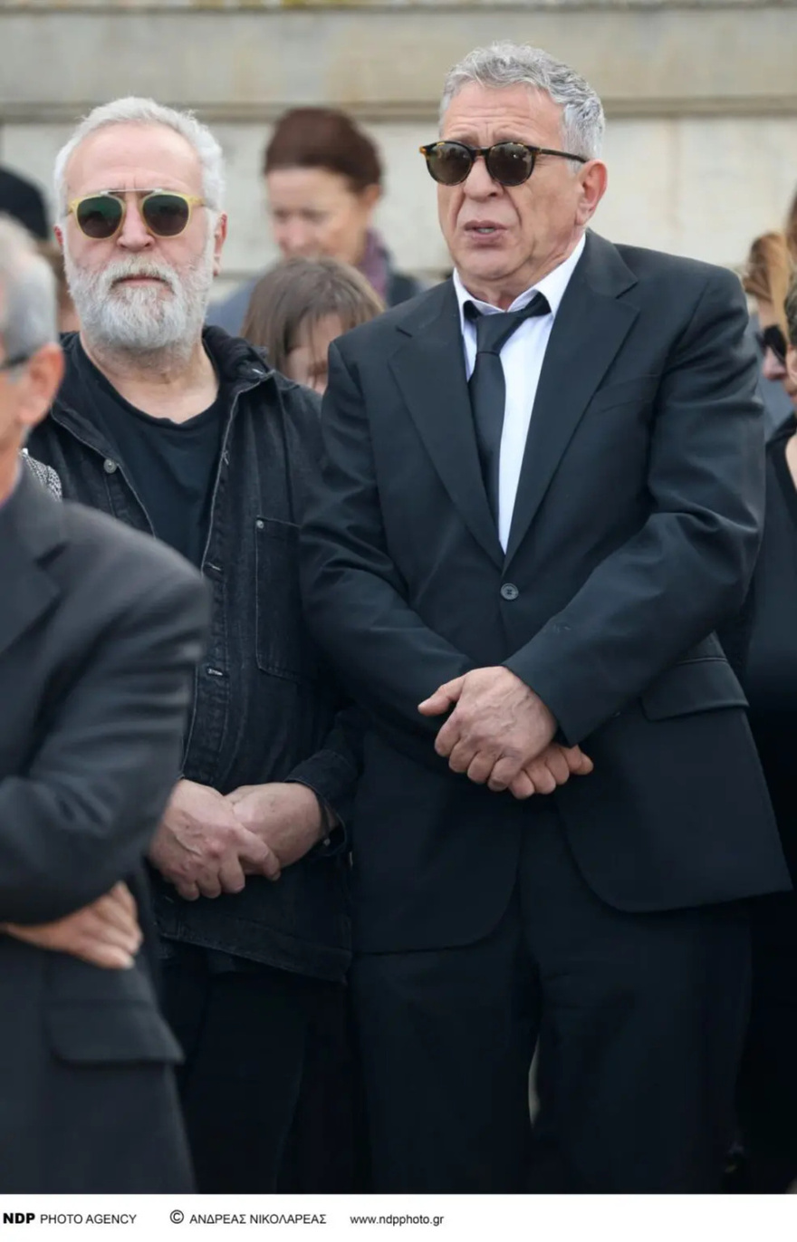 Σε άσχημη κατάσταση η Ζέτα Μακρυπούλια: Κατέρρευσε στη κηδεία της Καίτης Κωνσταντίνου, στο πλευρό της η Βίκυ Σταυροπούλου