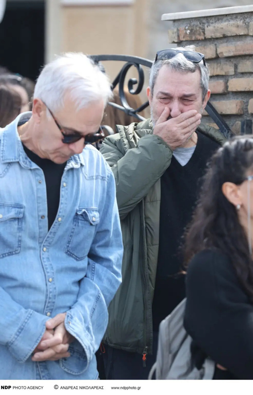 Σε άσχημη κατάσταση η Ζέτα Μακρυπούλια: Κατέρρευσε στη κηδεία της Καίτης Κωνσταντίνου, στο πλευρό της η Βίκυ Σταυροπούλου