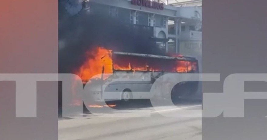 ΤΩΡΑ: ΠΑΝΙΚΟΣ ΚΑΙ ΟΥΡΛΙΑΧΤΑ ΣΤΗ ΛΕΩΡΟΦΟ ΑΘΗΝΩΝ – ΚΑΙΓΕΤΑΙ ΤΟΥΡΙΣΤΙΚΟ ΛΕΩΦΟΡΕΙΟ – ΕΚΡΗΞΕΙΣ ΚΑΙ ΚΑΠΝΟΣ ΠΑΝΤΟΥ
