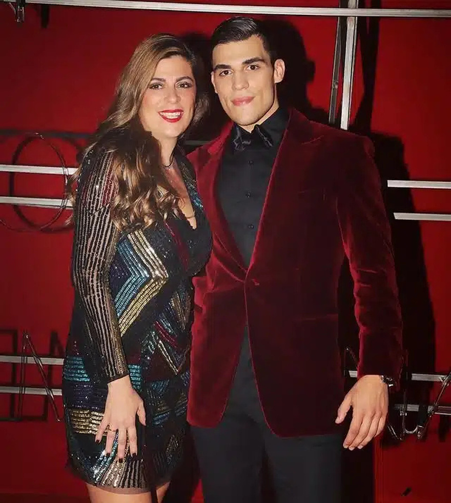 Σούλα Μαρινάκη: Η «αρχόντισσα κυρά» που κρύβεται πίσω από την επιτυχία του προέδρου του Ολυμπιακού – Η άγνωστη κούκλα σύζυγος του και μητέρα 4 παιδιών