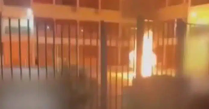 Μενίδι: – Βίντεο ντοκουμέντο μαθητών που έβαλαν φωτιά στο σχολείο τους και το έκαψαν