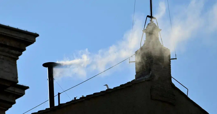 Λευκός καπνός στο Βατικανό – Εκλέχθηκε νέος Πάπας