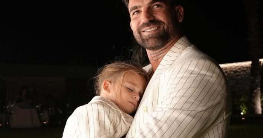 Δημήτρης Αλεξάνδρου: Στόλισε από τώρα το Χριστουγεννιάτικο δέντρο για τον μικρό Πάρη (βίντεο)